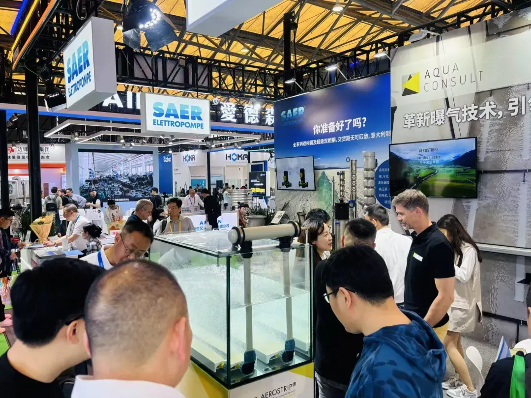 富纳通团队与参观者在2025中国环博会现场交流