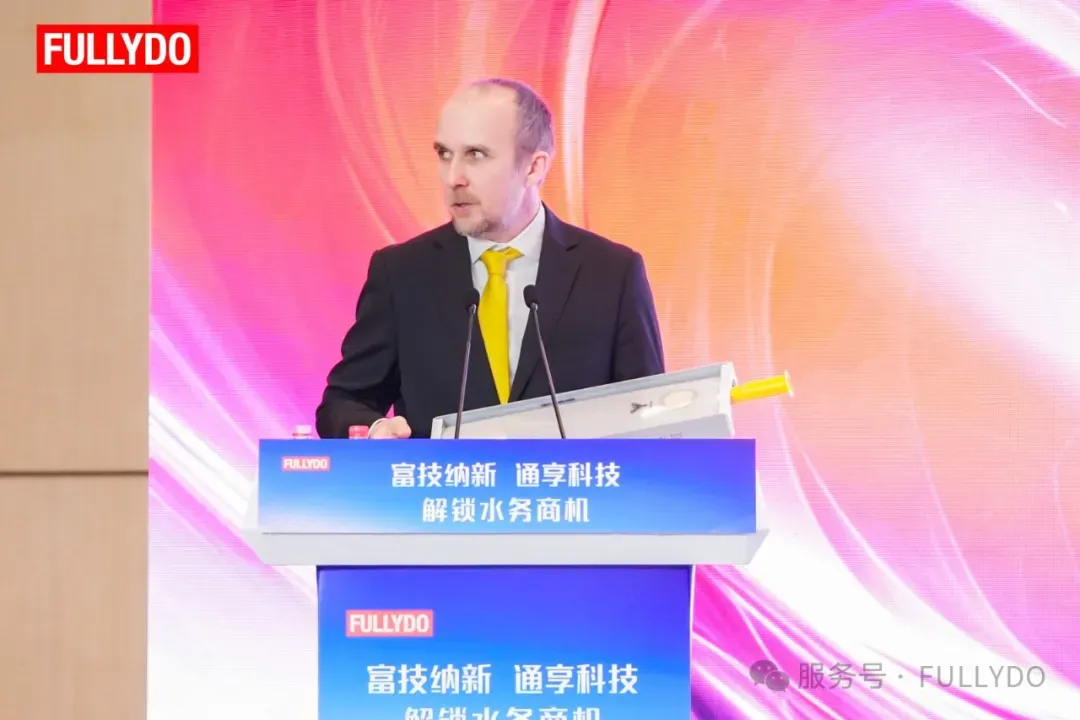 富纳通与合作伙伴合影