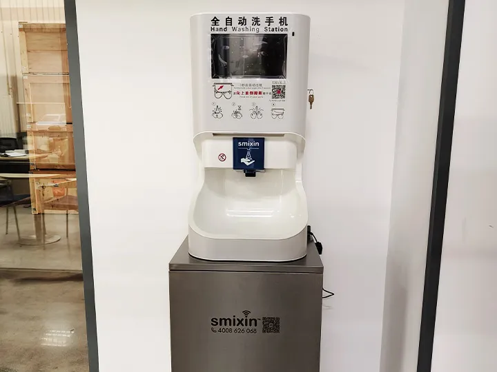 全自动洗手机安装在公共场所，展示智能卫生设备应用